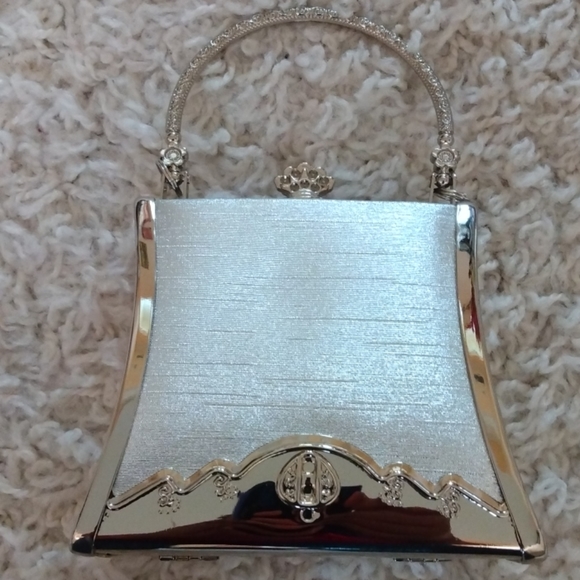 Metallic Silver Toned Evening Bag. - Picture 2 of 7